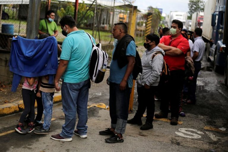 Mexico sees U.S. election behind migrant caravan, seeks to avoid Trump spat