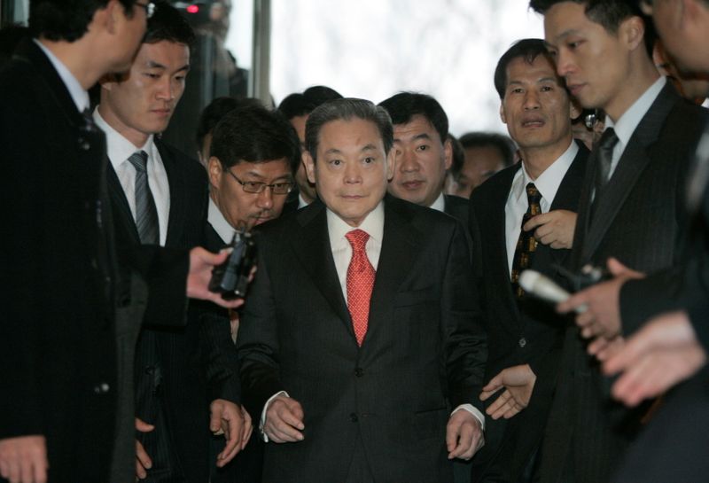 FILE PHOTO: Samsung Group chairman Lee Kun-hee arrives to meet President-elect Lee Myung-bak with other businessmen in Seoul