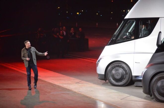 Tesla Chairman and CEO Elon Musk unveils the new "Semi" electric Truck to buyers and journalists on November 16, 2017 in Hawthorne, California, near Los Angeles. / AFP PHOTO / Veronique DUPONT (Photo credit should read VERONIQUE DUPONT/AFP via Getty Images)