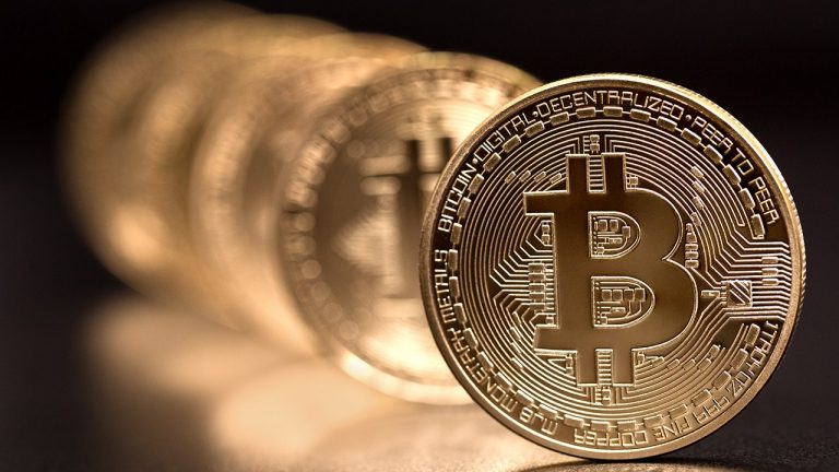 Bitcoin price hovers around $40,000