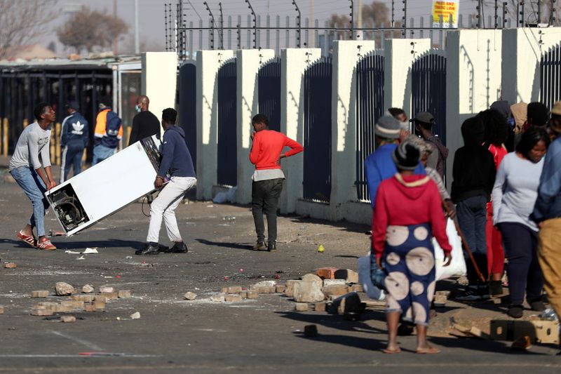 Violence spreads around the country after Zuma jailing, in Katlehong