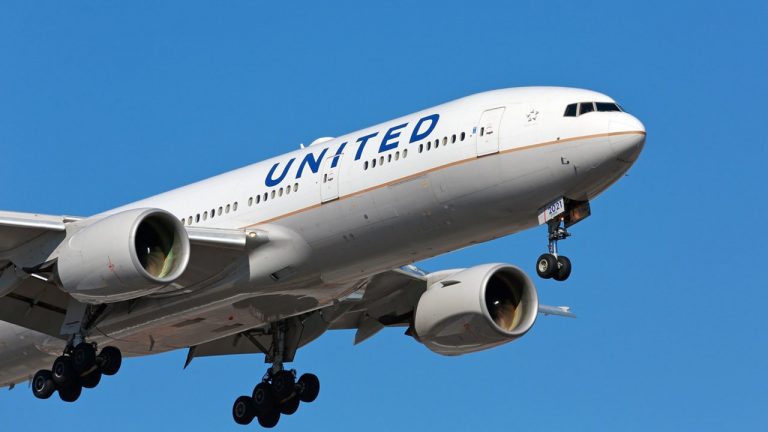 United Airlines posts $434M quarterly loss but revenue up