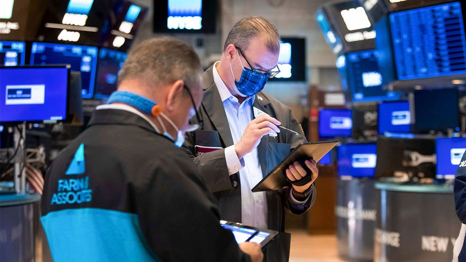 TRADERS-ON-NYSE-STOCK-FLOOR