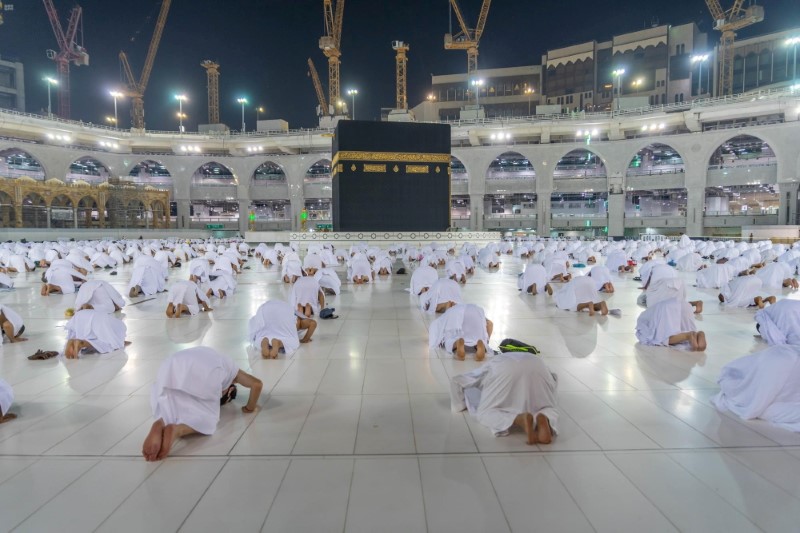 oMuslims perform Umrah in Mecca after authorities ease restrictions