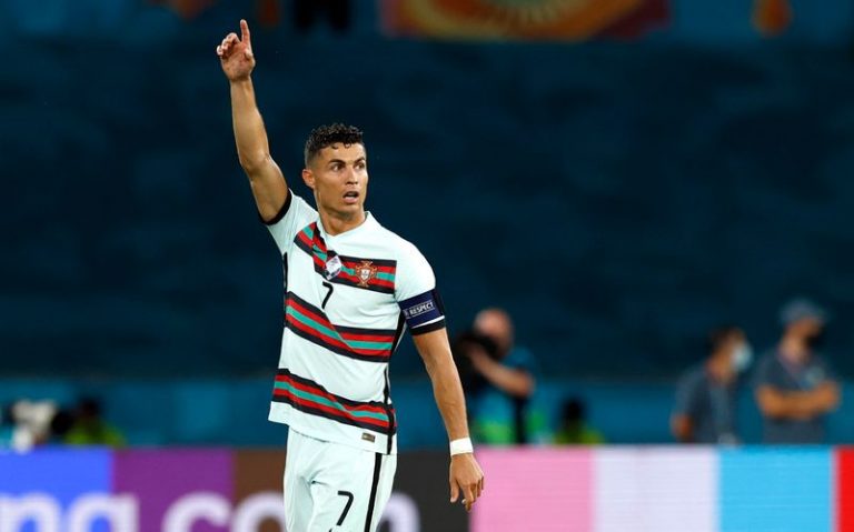 Soccer-Ronaldo will decide his next club not me, says Man City’s Guardiola