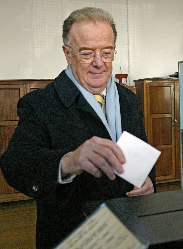 FILE PHOTO: Portuguese President Jorge Sampaio casts his vote in the general election in Lisbon, February 20, 2005, after he extraordinarily dissolved parliament and ordered an early vote due to instability in the centre-right government