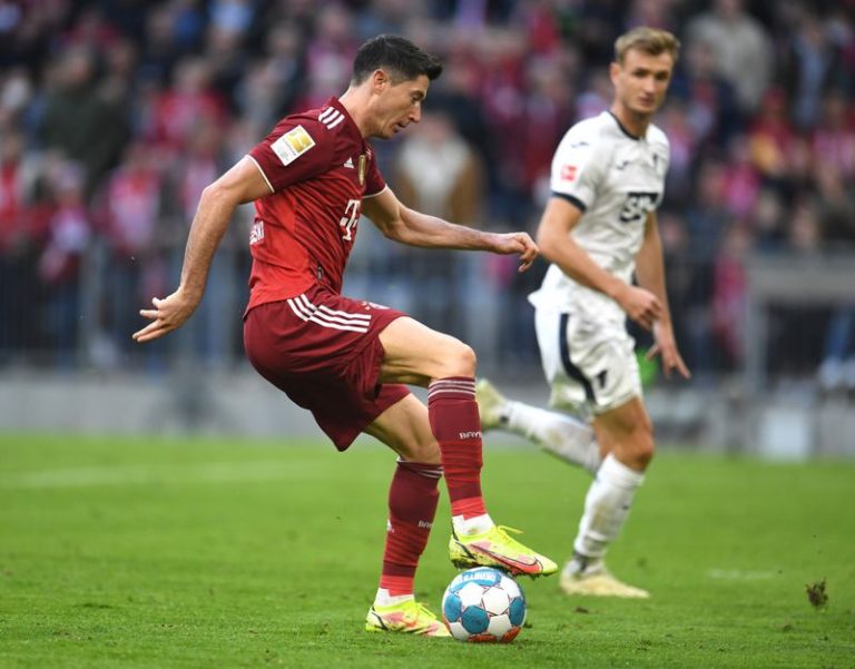 Soccer-Lewandowski scores again as Bayern crush Hoffenheim 4-0