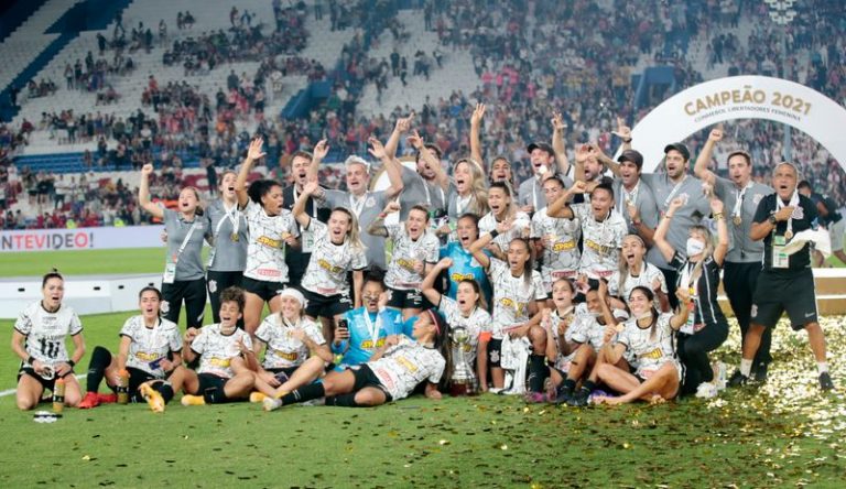 Soccer-Corinthians win Libertadores title against Santa Fe