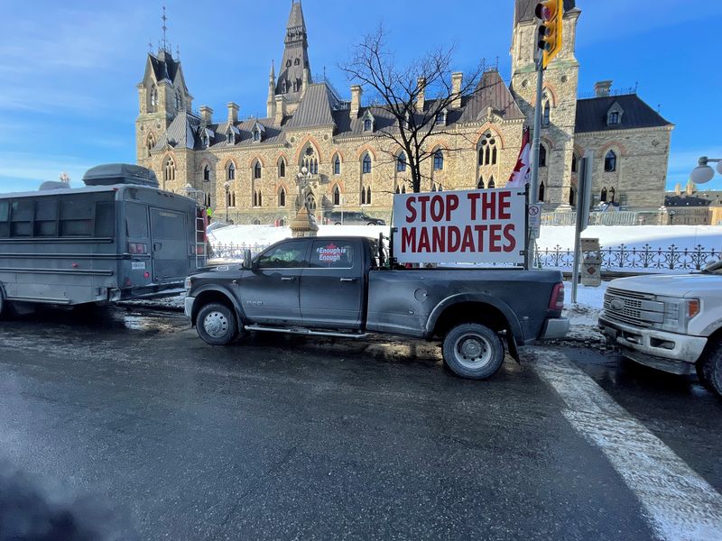 Truckers arrive in Ottawa to protest COVID-19 vaccine mandate