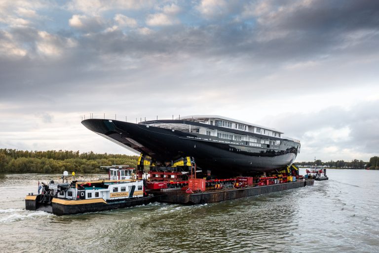 Jeff Bezos to dismantle Dutch bridge for $450 million yacht