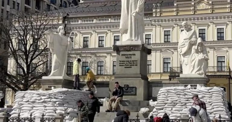 Residents in Kyiv use sandbags to protect monuments as they anticipate attacks