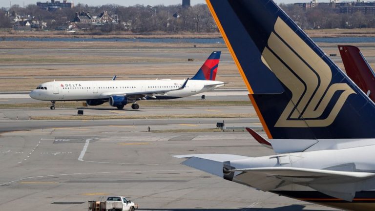 US will give airlines a break on takeoff rights in NYC, DC
