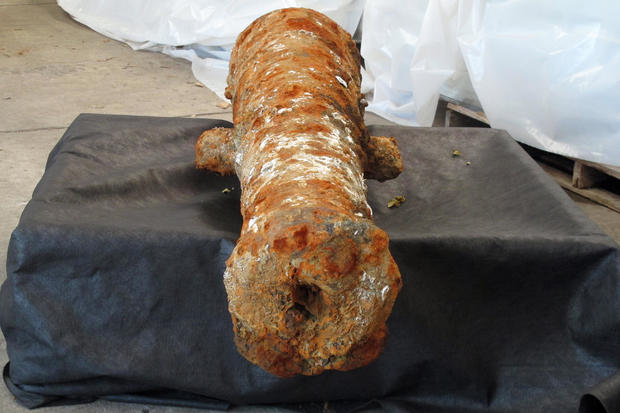 19 cannons found in river likely sunk during Revolutionary War