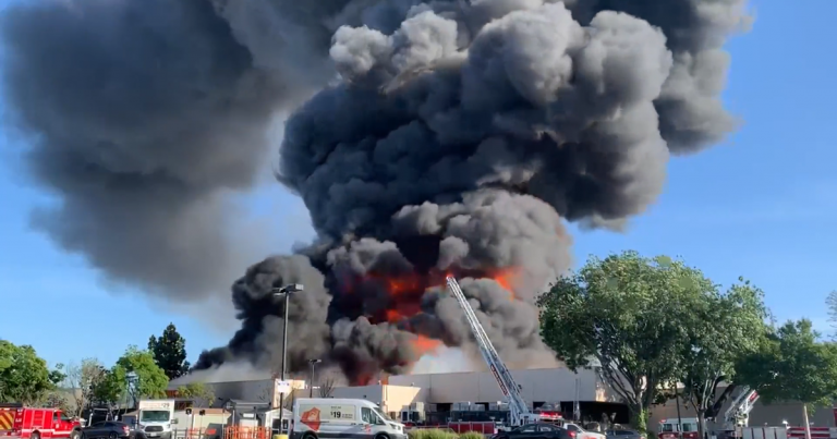5-alarm fire engulfs Home Depot in San José, California