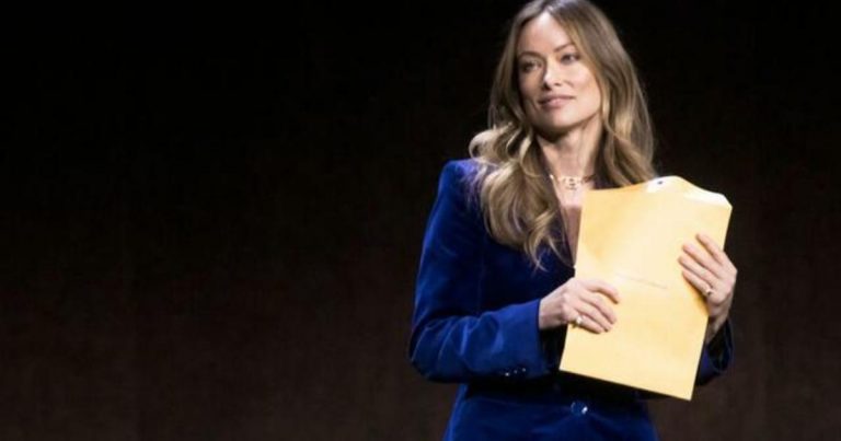 Olivia Wilde served custody papers from Jason Sudeikis in middle of presentation