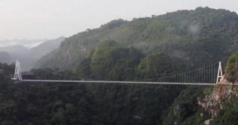 Glass-bottom bridge opens in Vietnam, nearly 500 feet in the air