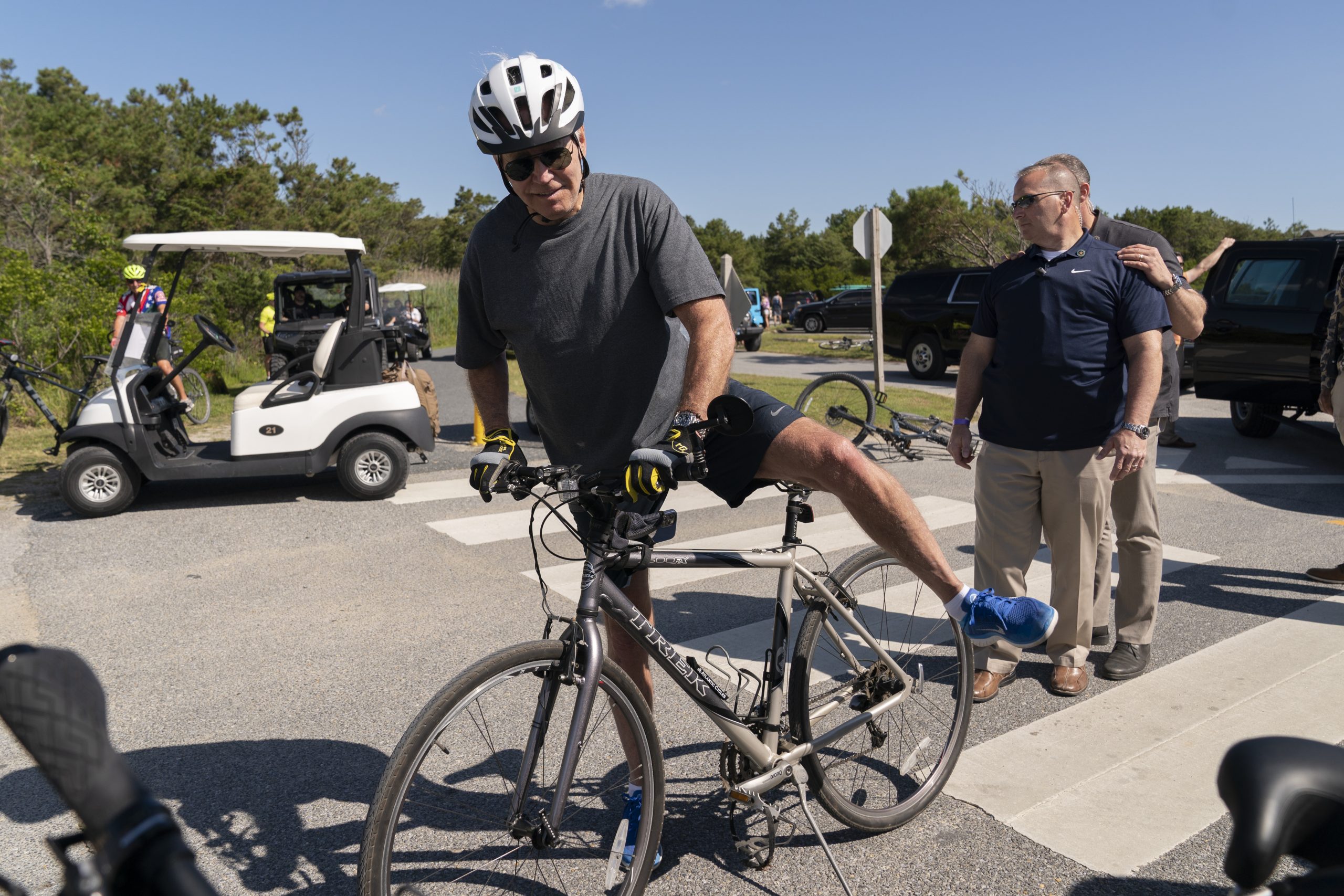 Off his bike. Joe Biden Falls off Bike. Джо Байден упал с велосипеда. Джо Байден на велосипеде.