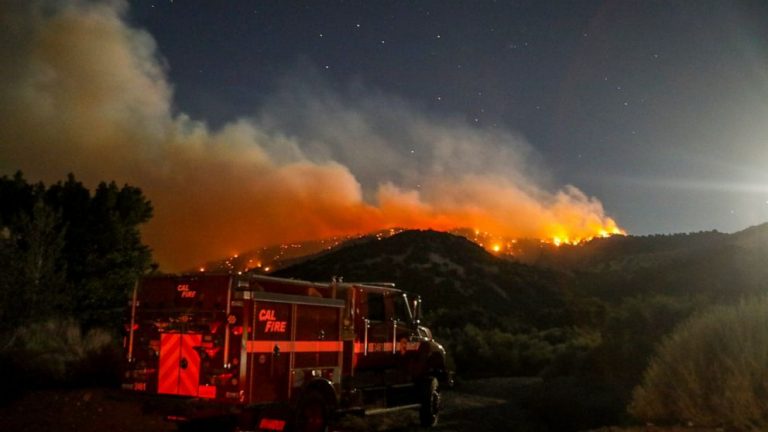 Western wildfires force evacuations in Arizona, California
