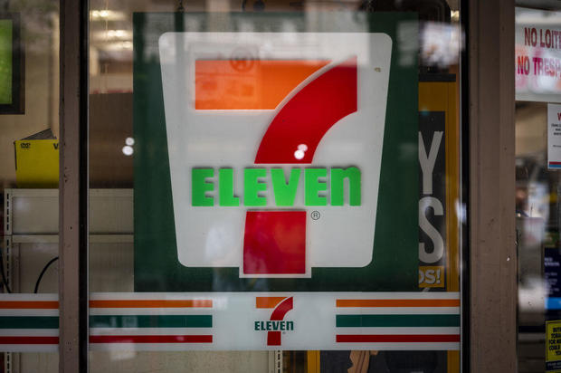2 dead and 3 wounded in robberies at six 7-Eleven stores, police say