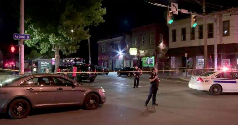 2 police officers shot in New York, 1 in life-threatening condition: Report