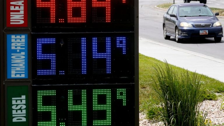 Average US gasoline price falls 19 cents to $4.86 per gallon