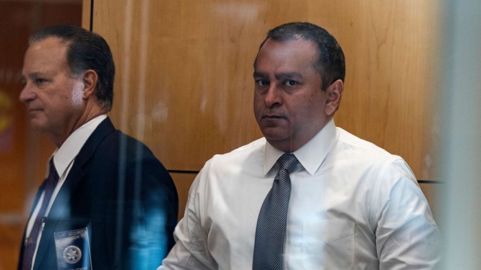 PHOTO: Ramesh Balwani of Theranos arrives for motion hearing, Nov. 4, 2019, at the U.S. District Court House inside Robert F. Peckham Federal Building in San Jose, Calif. 