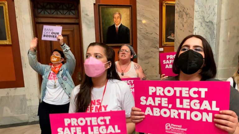 Kentucky judge extends block of state’s abortion ban