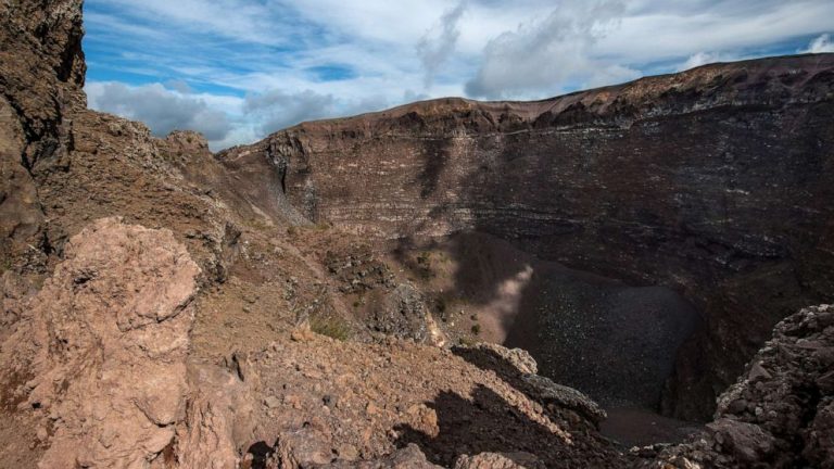 US tourist falls into Mount Vesuvius after taking selfie