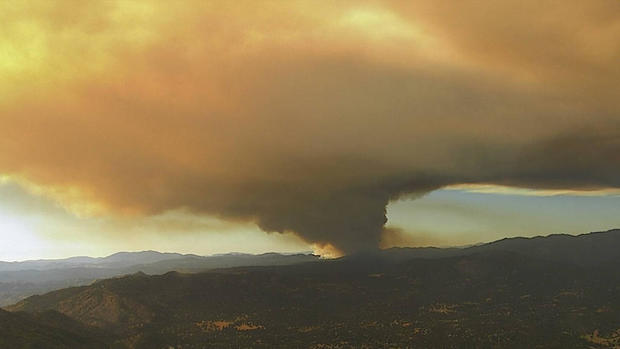 Wildfire erupts near Yosemite, forces evacuations
