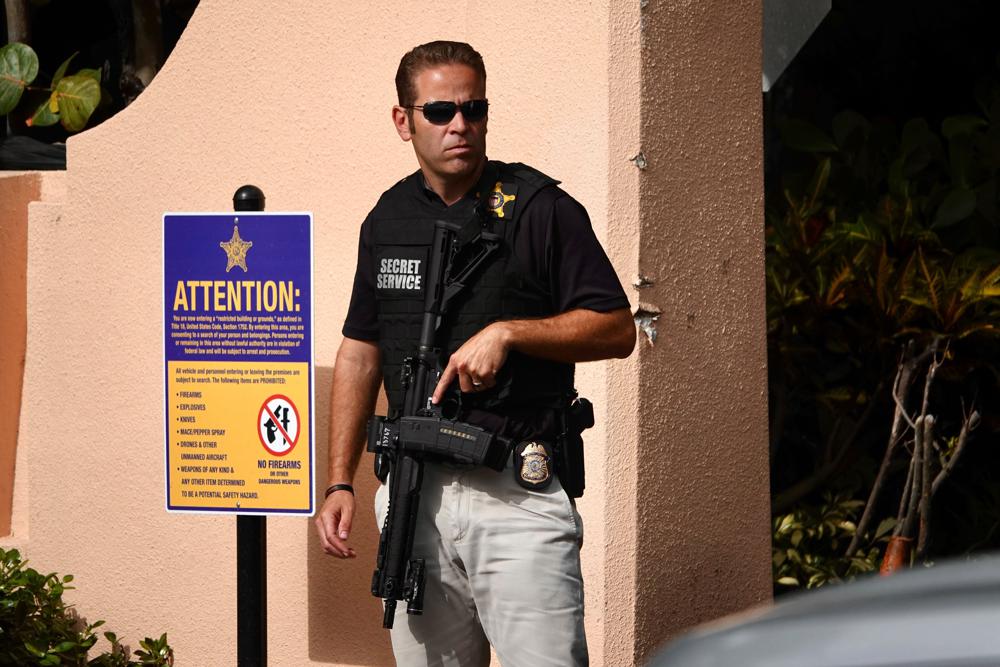 A Secret Service agent stands outside of Mar-a-Lago in Palm Beach, Fla. on Tuesday Aug. 9, 2022 the day after the FBI searched Donald Trump's estate as part of an investigation into whether he took classified records from the White House. (Joe Cavaretta/South Florida Sun-Sentinel via AP)