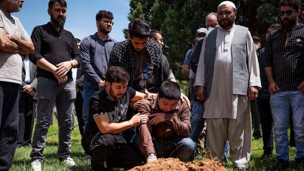 PHOTO: Altaf Hussein cries over the grave of his brother Aftab Hussein at Fairview Memorial Park in Albuquerque, N.M., on Aug. 5, 2022.