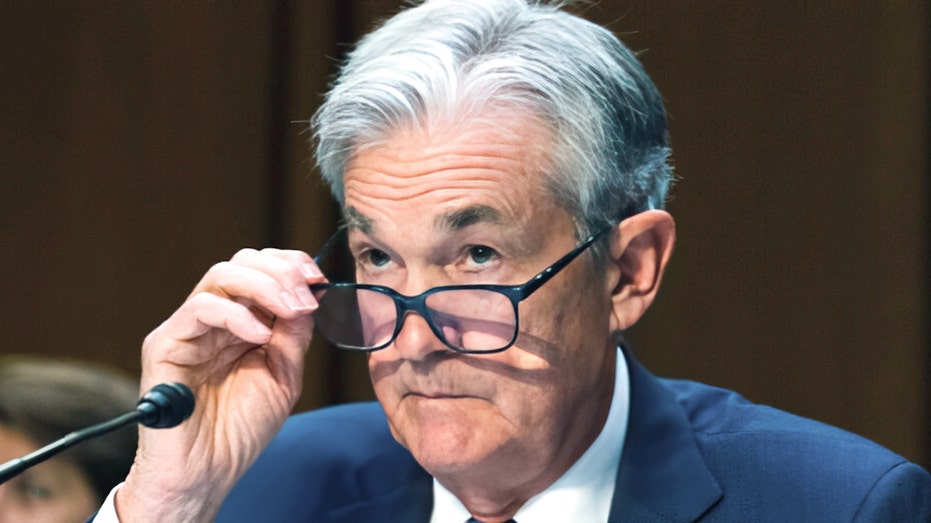 Jerome Powell touching his glasses