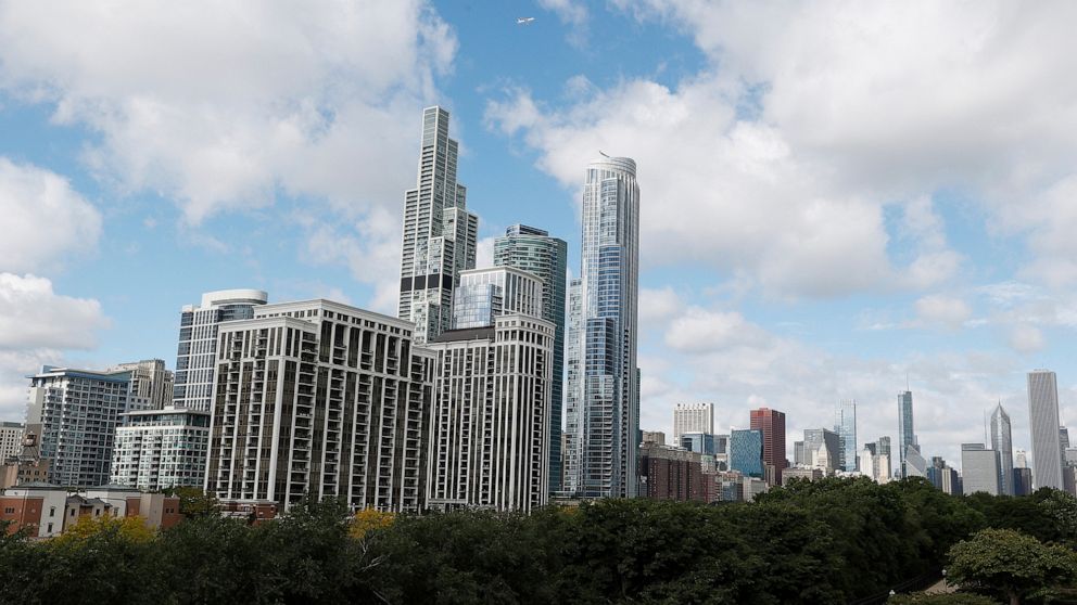 PHOTO: The downtown skyline stands in Chicago, Ill., Sept. 25, 2022.