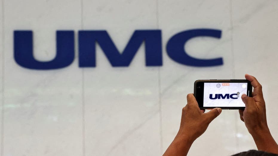 UMC semiconductor maker logo