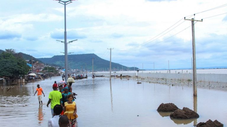 Floods strand thousands, kill 7 in northcentral Nigeria