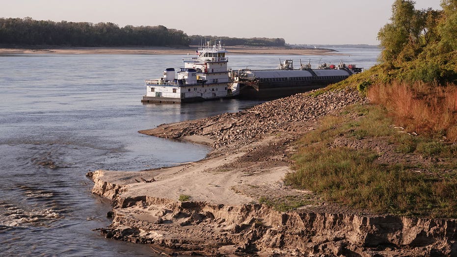 the Mississippi River suffers drought