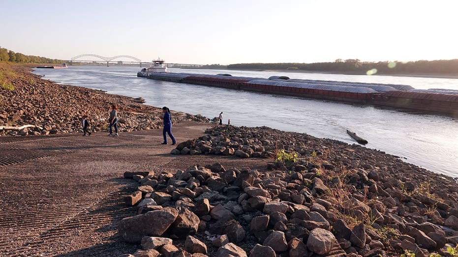 Barges struggle on the Mississippi River