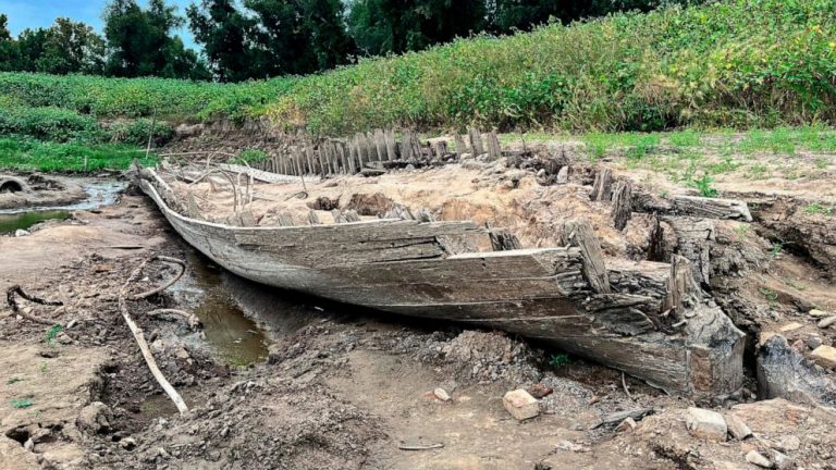 Mississippi River’s low water level reveals shipwreck