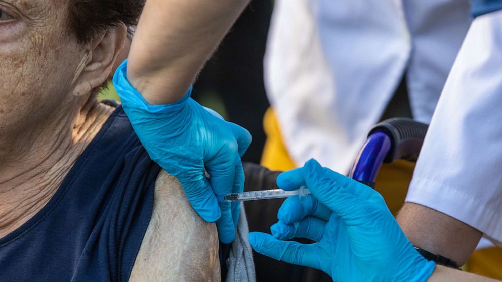 PHOTO: Josefa Martínez, 87 years old, receives the fourth dose of Covid-19 and flu vaccine in the garden of the nursing home in Feixa Llarga on Sept. 26, 2022 in Barcelona.