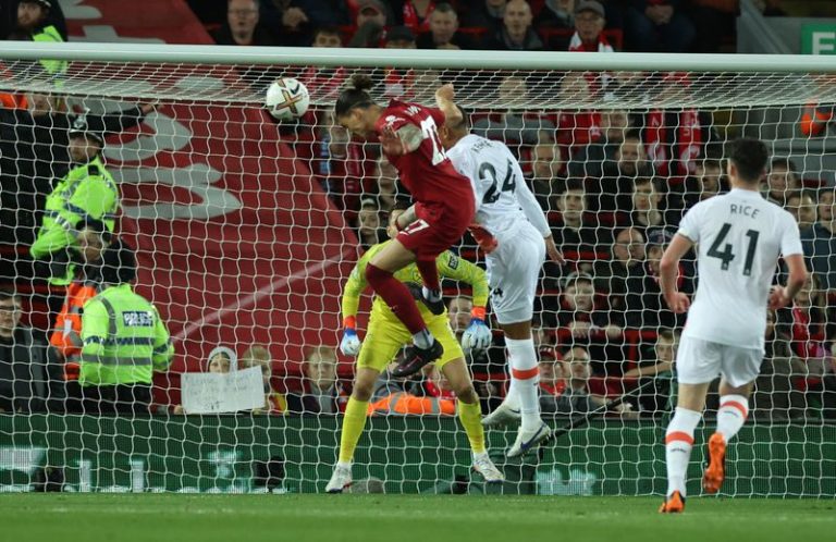 Soccer-Nunez earns points for Liverpool, Man Utd outclass Tottenham