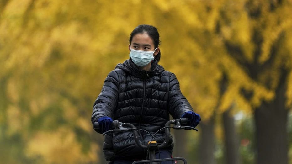 bicyclist in face mask