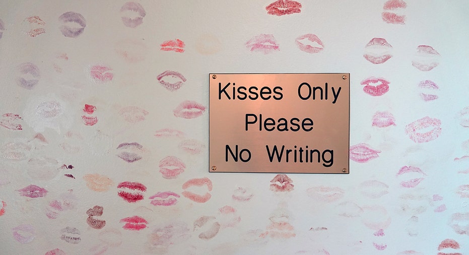 elvis kiss wall