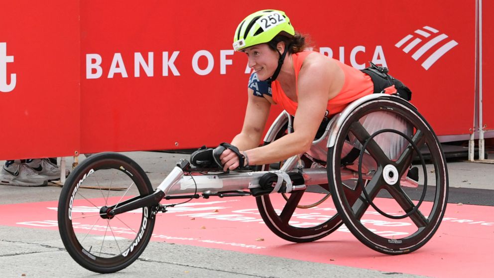 PHOTO: Tatyana McFadden of the United States, wins the Women's wheelchair 2021 Bank of America Chicago Marathon, Oct. 10, 2021.