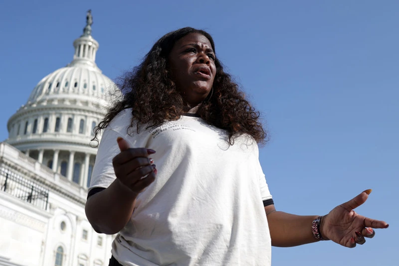  Cori Bush (D-MO) speaks to a reporter outside the U.S. Capitol August 2, 2021 in Washington, DC. Photo by Alex Wong/Getty Images)