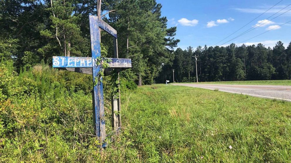 PHOTO: A wooden memorial on the side of Sandy Run Road, March 22, 2023, where 19-year-old Stephen Smith was found dead in 2015, in Hampton County, S.C.