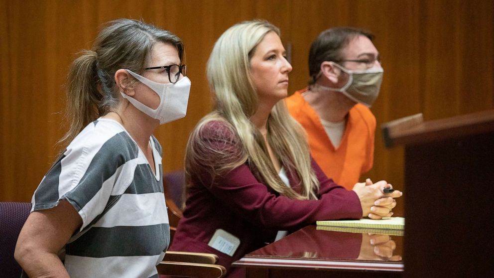 PHOTO: Jennifer Crumbley, left, and her husband James Crumbley, parents of the alleged Oxford High School shooter Ethan Crumbley, appear in 6th Circuit Court for their pretrial hearing on March 22, 2022 in Pontiac, Mich.