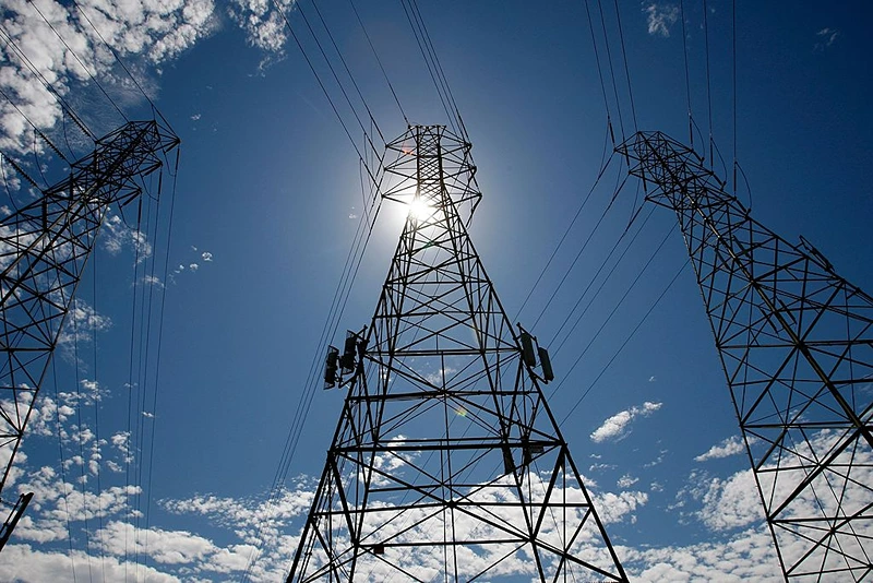 SOUTH SAN FRANCISCO, CA - AUGUST 30: The sun shines over towers carrying electical lines August 30, 2007 in South San Francisco, California. With temperatures over 100 degrees in many parts of the state, the California Independent System Operator, which manages most of the California electricity grid, is planning on declaring a minor power emergency later in the day, followed by a Stage 2 power alert during the late afternoon, indicating that power reserves have fallen below five percent. (Photo by Justin Sullivan/Getty Images) 