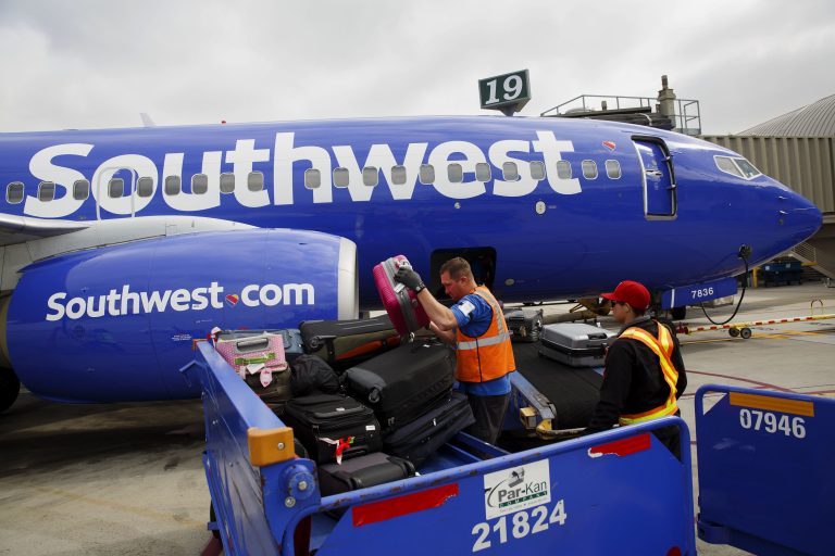 How U.S. airlines make $7 billion a year from checked bags
