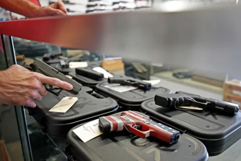 Virginia judge overturns federal law prohibiting sale of handguns to under 21