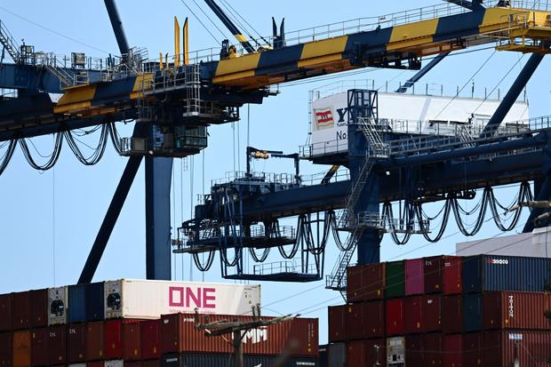West Coast dockworkers, ports reach tentative labor deal